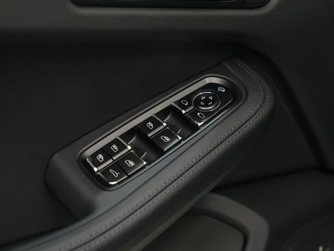 New 2026 Porsche Macan image 23