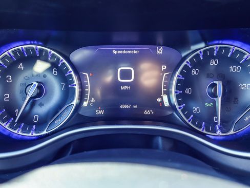 Used 2023 Chrysler Pacifica Touring-L image 14