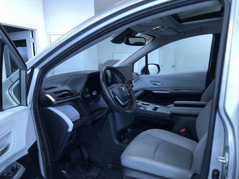 Certified 2025 Toyota Sienna XLE FWD image 10