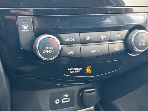 Used 2019 Nissan Rogue SV image 17