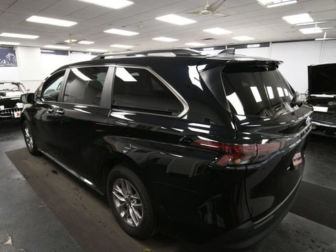 Used 2024 Toyota Sienna XLE FWD image 5