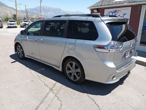 Used 2020 Toyota Sienna SE Premium FWD image 3