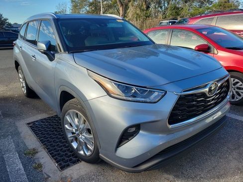 Used 2023 Toyota Highlander Limited image 2