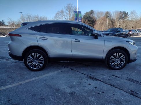 Used 2021 Toyota Venza XLE image 9