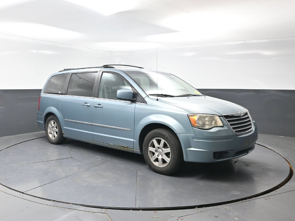 Used 2010 Chrysler Town & Country Touring FWD image 4