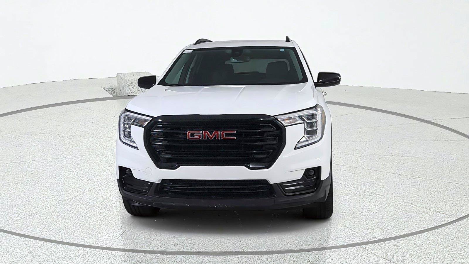 Used 2024 GMC Terrain SLT AWD/4WD image 2