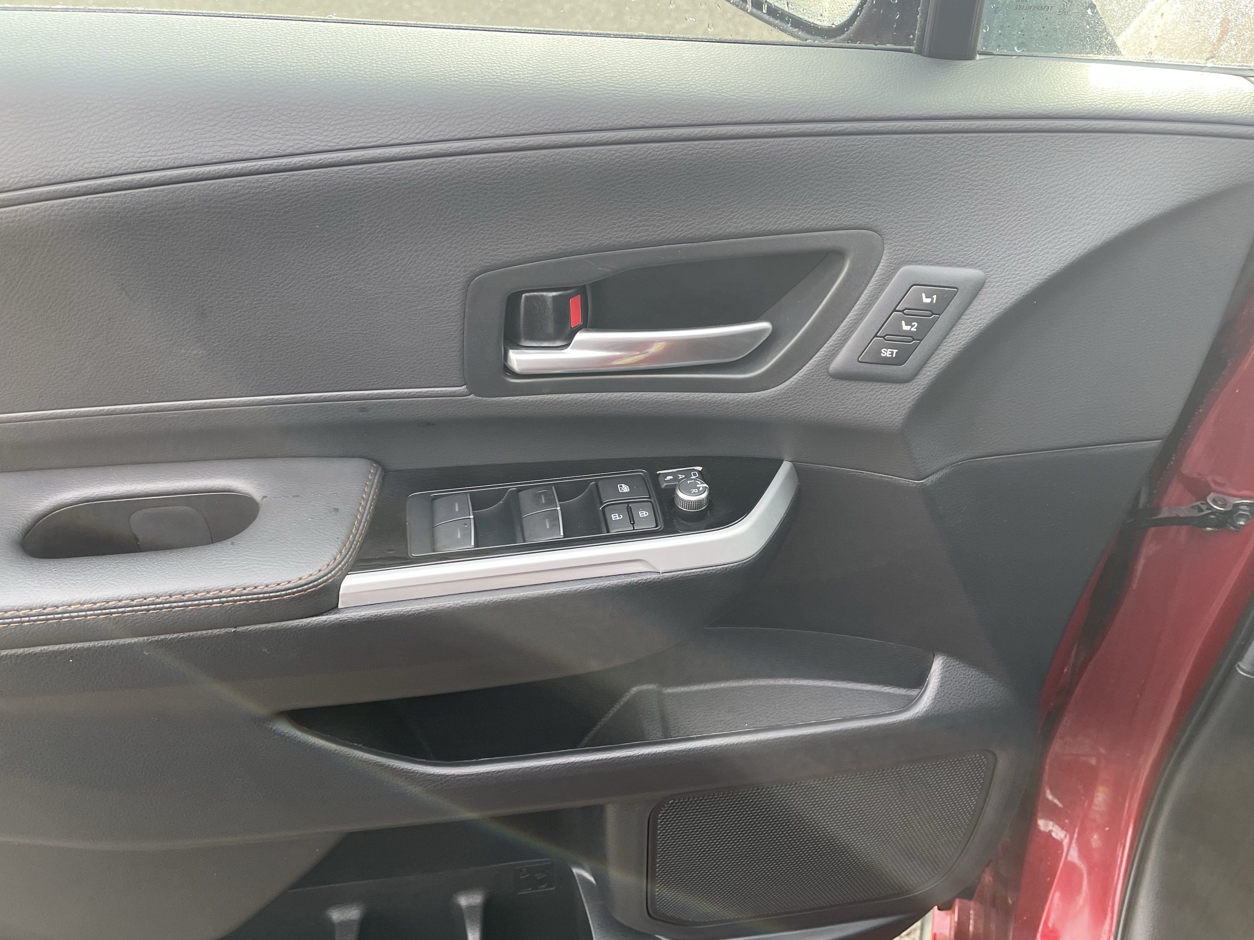 Used 2025 Toyota Sienna Platinum AWD/4WD image 17