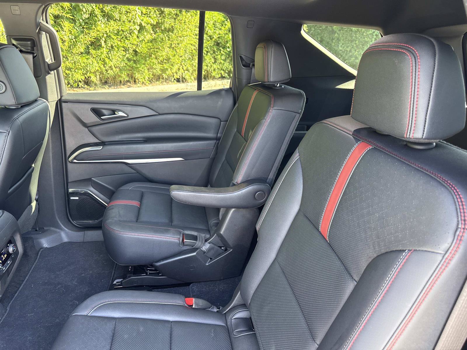 Used 2025 Chevrolet Traverse RS FWD image 11