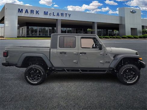 Used 2021 Jeep Gladiator Sport image 3