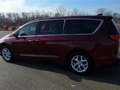 Used 2020 Chrysler Pacifica Touring w/ Tire & Wheel Group image 5