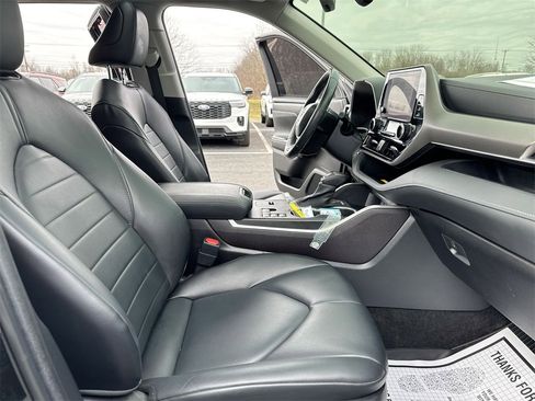 Used 2023 Toyota Highlander XLE image 22