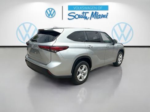 Used 2023 Toyota Highlander LE FWD image 7