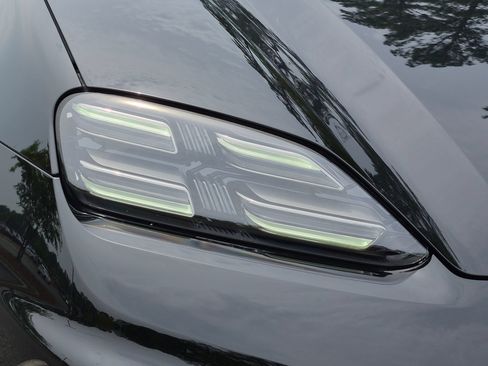 Certified 2025 Porsche Macan Electric RWD image 34