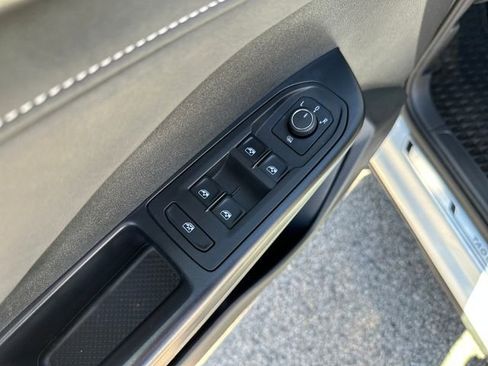 Certified 2025 Volkswagen Taos SE AWD/4WD image 12