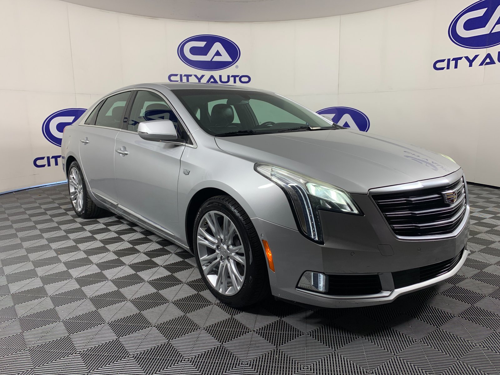 Used 2018 Cadillac XTS Luxury FWD image 1
