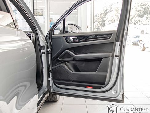 Used 2023 Porsche Cayenne w/ Premium Package AWD/4WD image 40