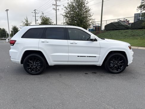 Used 2022 Jeep Grand Cherokee Laredo X AWD/4WD image 10