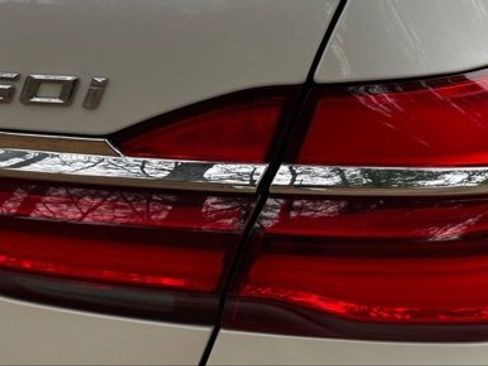 Used 2019 BMW 750i xDrive w/ M Sport Package image 8