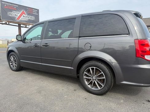 Used 2017 Dodge Grand Caravan SXT image 40