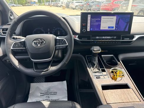 Certified 2025 Toyota Sienna Limited AWD/4WD image 12