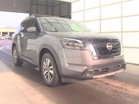 Used 2025 Nissan Pathfinder SL AWD/4WD image 3