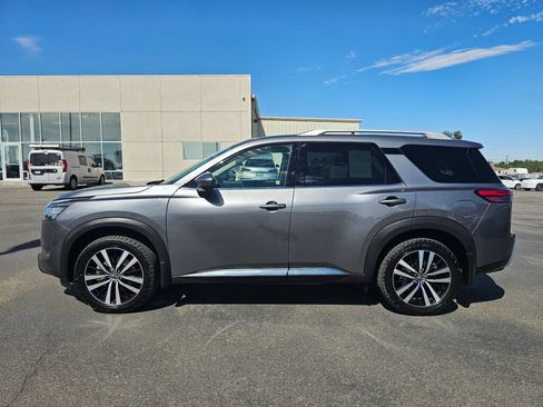 Used 2025 Nissan Pathfinder Platinum AWD/4WD image 3