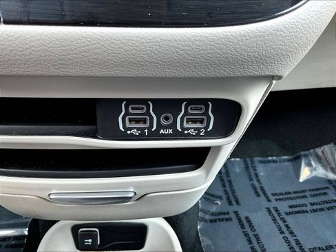 Used 2024 Chrysler Pacifica Touring-L FWD image 19