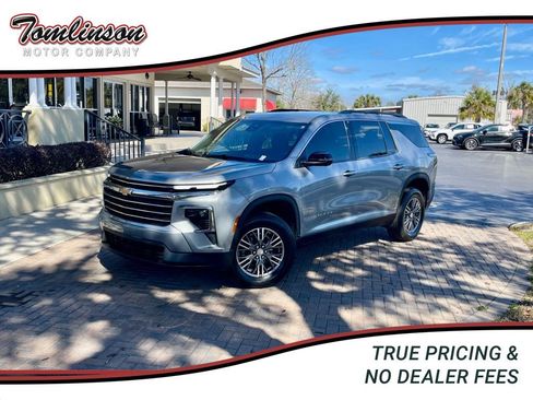 Used 2024 Chevrolet Traverse LT image 1