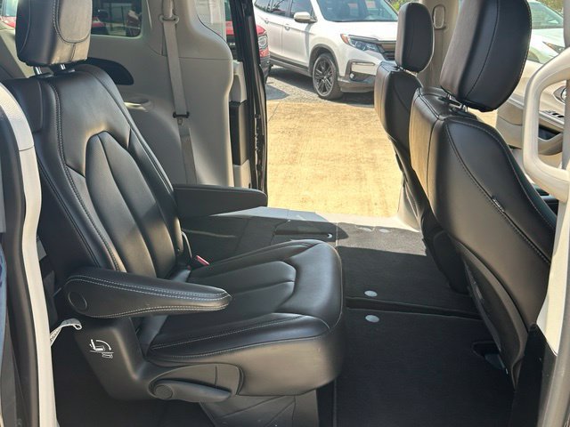 Used 2023 Chrysler Pacifica Touring-L FWD image 17