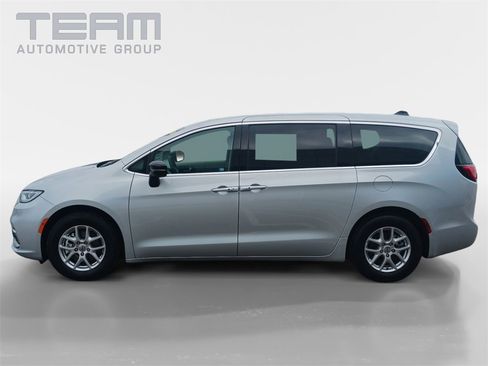 Used 2024 Chrysler Pacifica Touring-L image 4