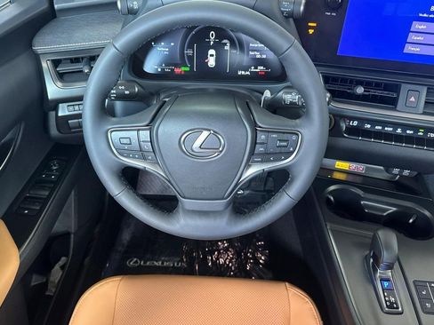 New 2026 Lexus UX 300h FWD image 25