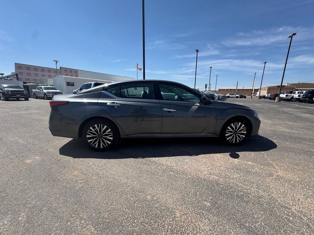 Used 2025 Nissan Altima 2.5 SV FWD image 7