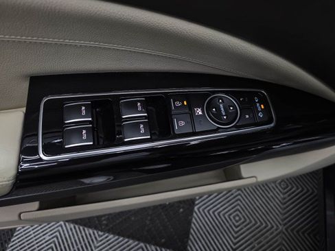 Used 2015 Kia K900 Premium w/ Interior Highline Package RWD image 32