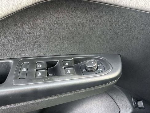 Used 2024 Volkswagen Taos SE image 31