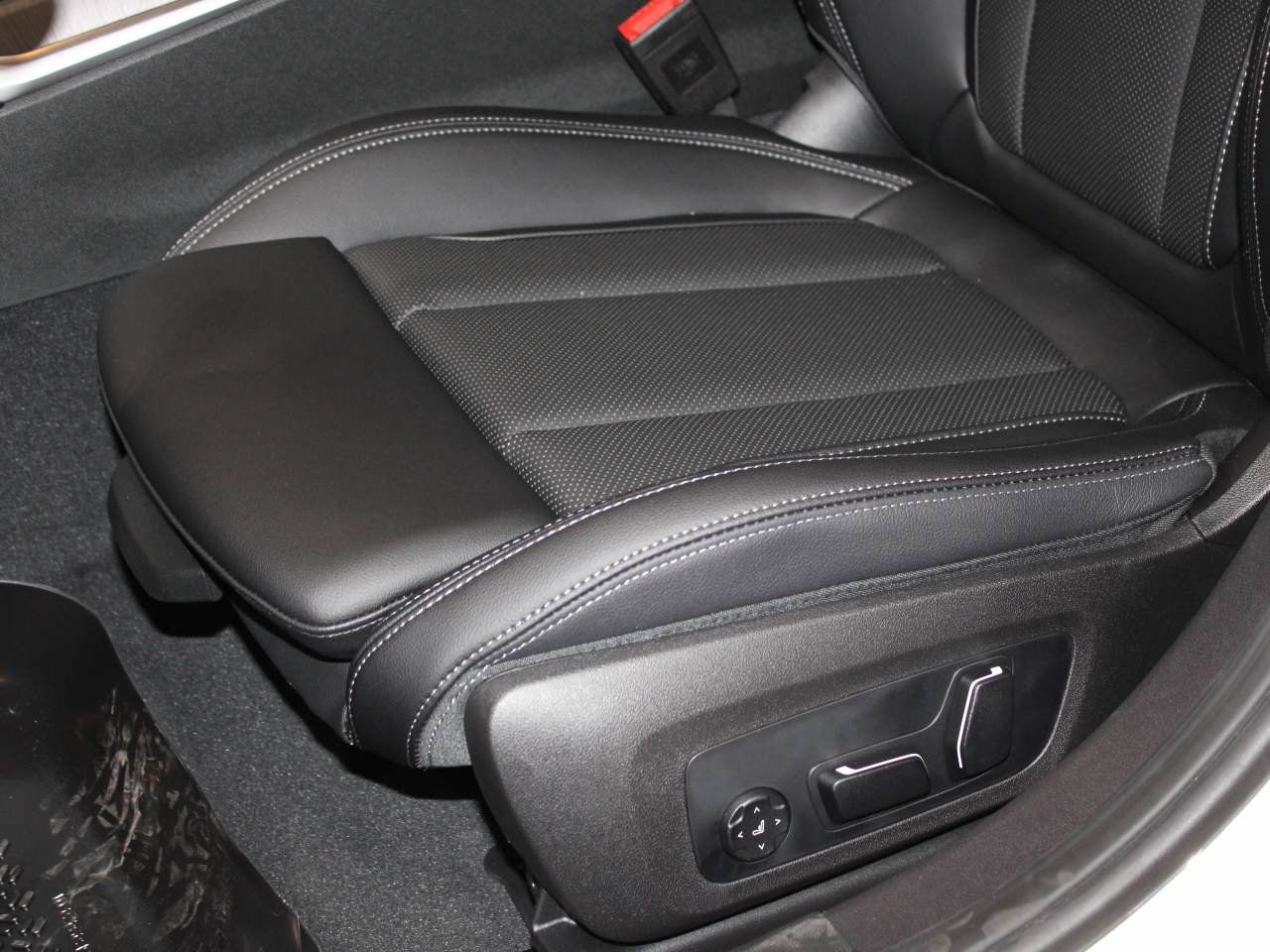 Certified 2026 BMW 330i Sedan RWD image 14