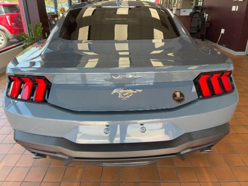Used 2024 Ford Mustang Coupe RWD image 4