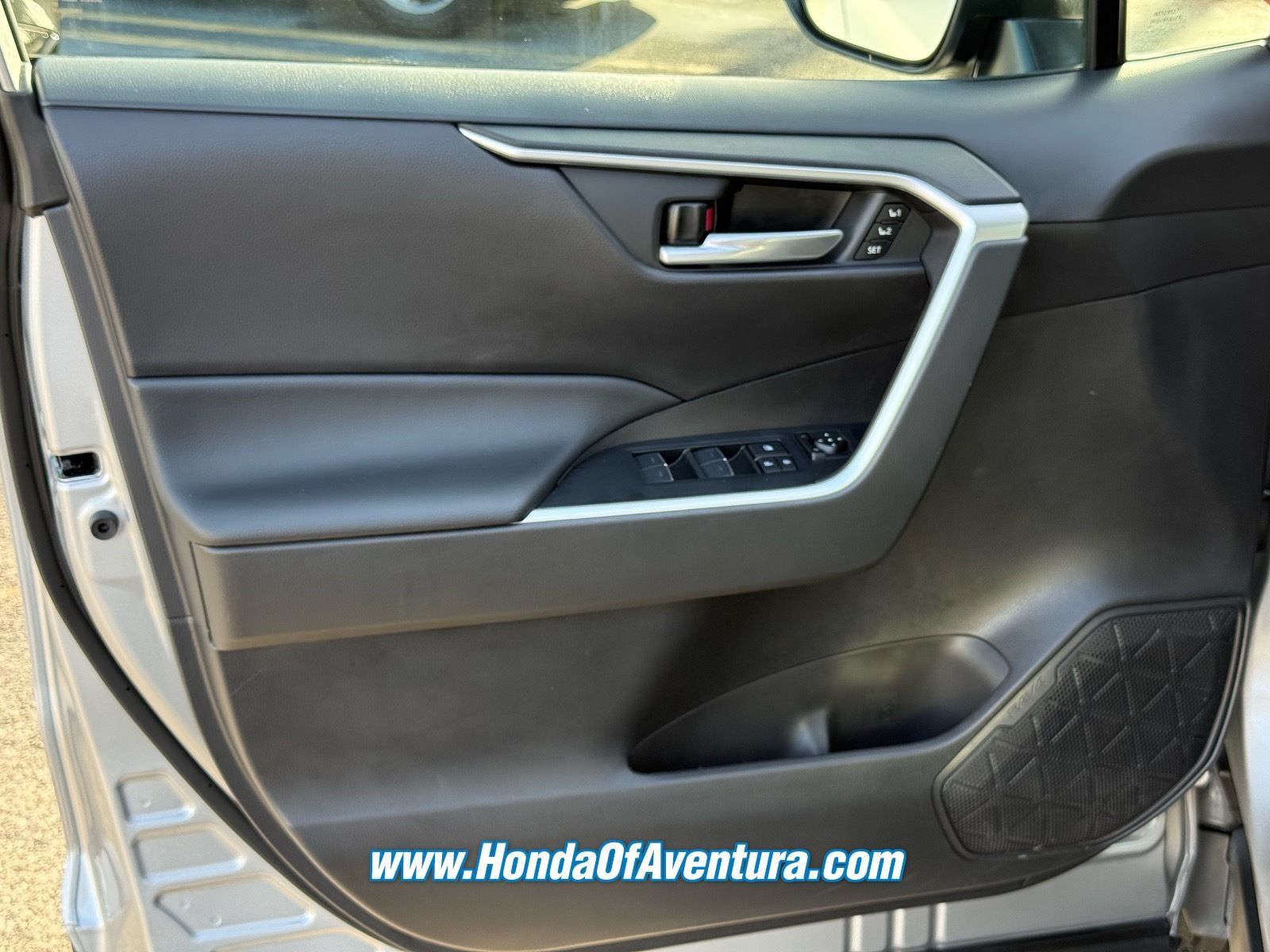 Used 2025 Toyota RAV4 XLE Premium w/ Weather Package AWD/4WD image 25