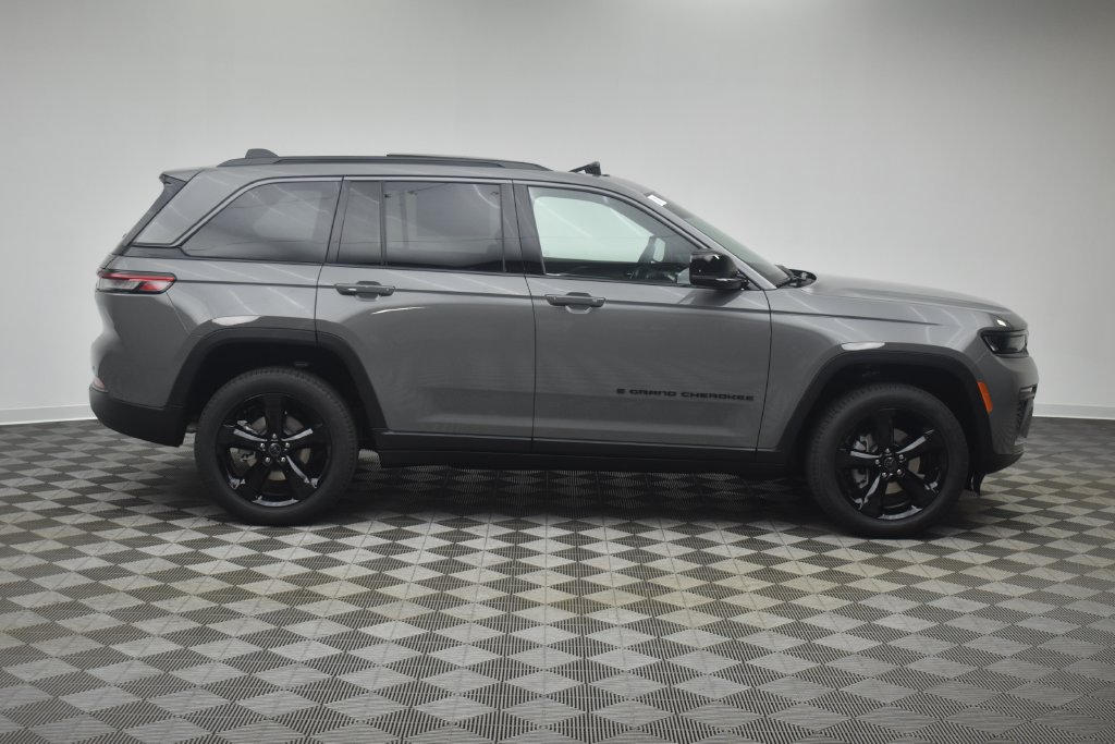 New 2027 Jeep Grand Cherokee Limited AWD/4WD image 3