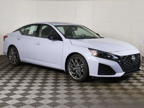Used 2023 Nissan Altima 2.0 SR FWD image 2