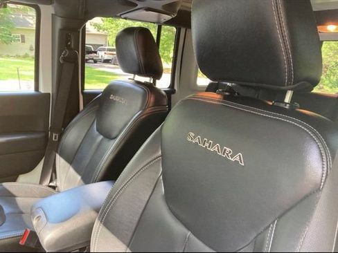 Used 2017 Jeep Wrangler Unlimited Sahara w/ Dual Top Group AWD/4WD image 19