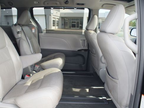 Used 2019 Toyota Sienna XLE FWD image 21