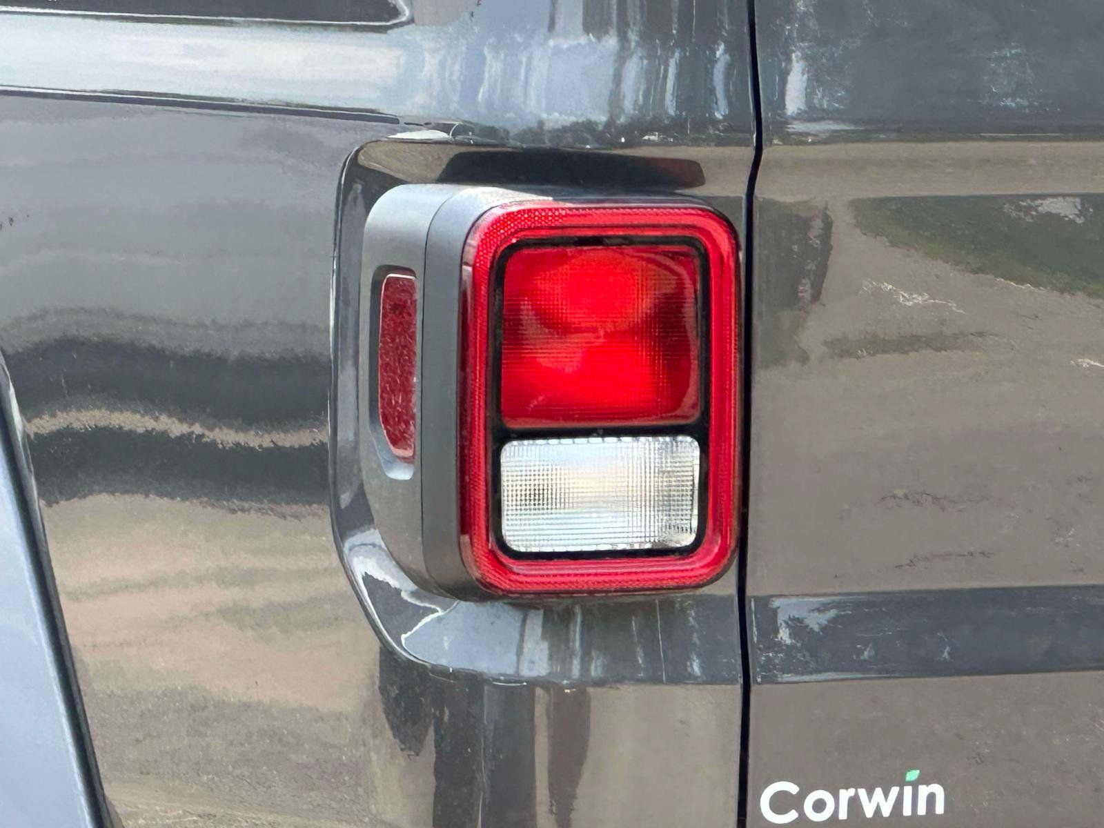 Used 2025 Jeep Gladiator Sport AWD/4WD image 9