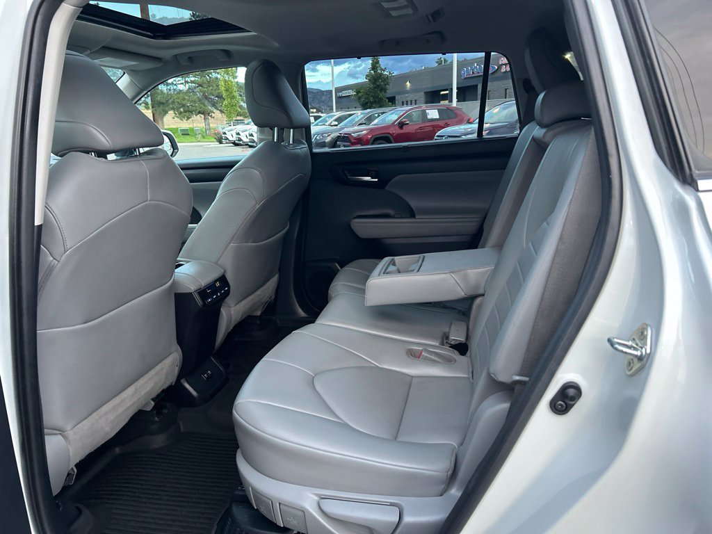 Used 2020 Toyota Highlander XLE AWD/4WD image 23