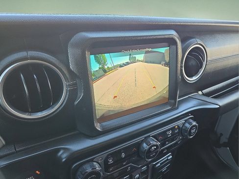 Used 2022 Jeep Wrangler Unlimited Sahara w/ Cold Weather Group AWD/4WD image 17