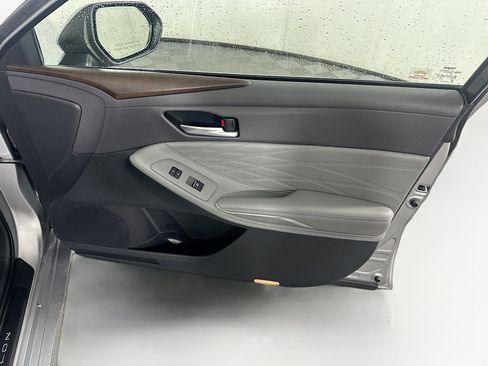 Used 2019 Toyota Avalon Limited image 33