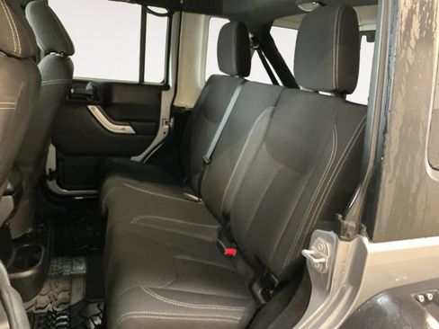 Used 2018 Jeep Wrangler Unlimited Rubicon w/ Cold Weather Group AWD/4WD image 13