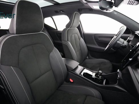 Used 2023 Volvo XC40 Recharge Ultimate image 8