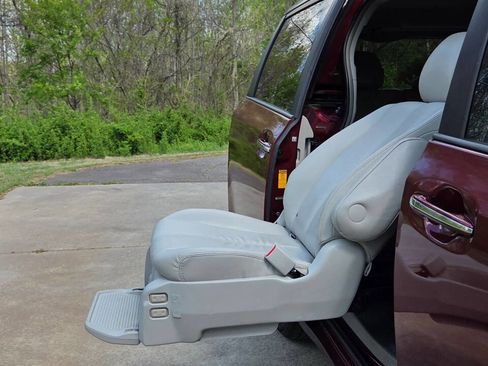 Used 2013 Toyota Sienna XLE image 22