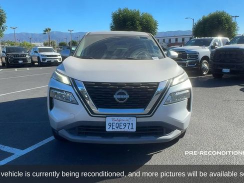 Used 2022 Nissan Rogue SV AWD/4WD image 2