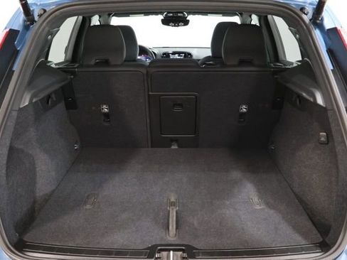 Used 2025 Volvo XC40 B5 Plus image 35